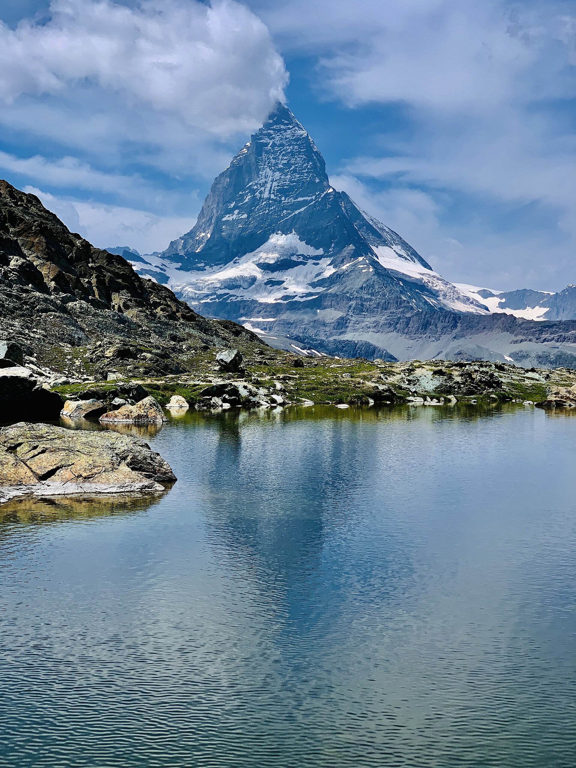 Imagem de referência de Matterhorn, descrito nos dados abertos como montanha alpina situada na fronteira ítalo-suíça