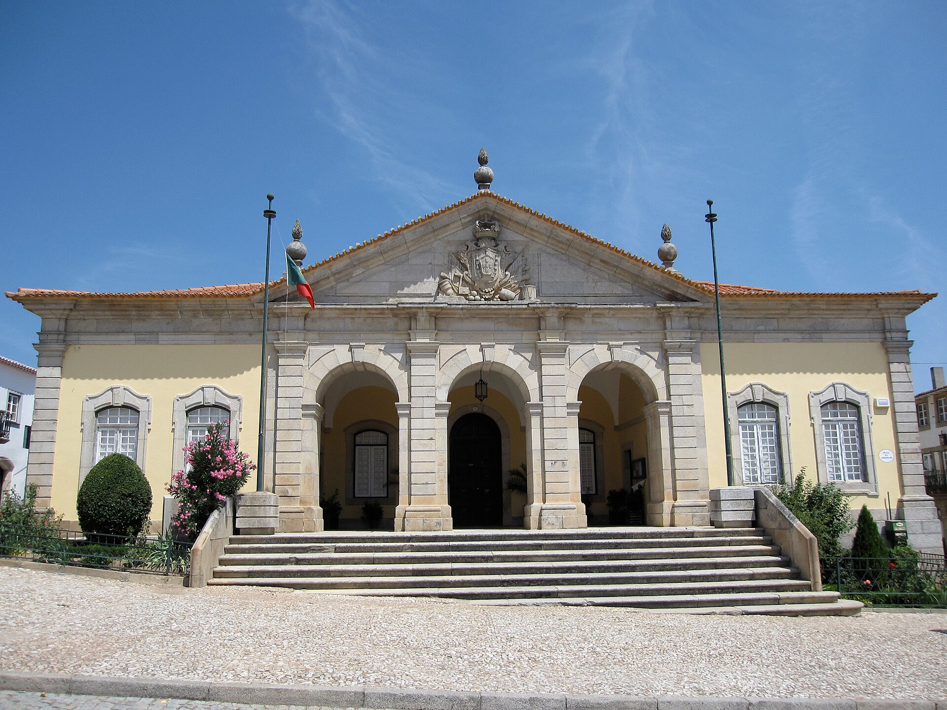Imagem de referência de Corpo da Guarda Principal em Almeida, descrito nos dados abertos como edifício histórico e actualmente sede do Município de Almeida