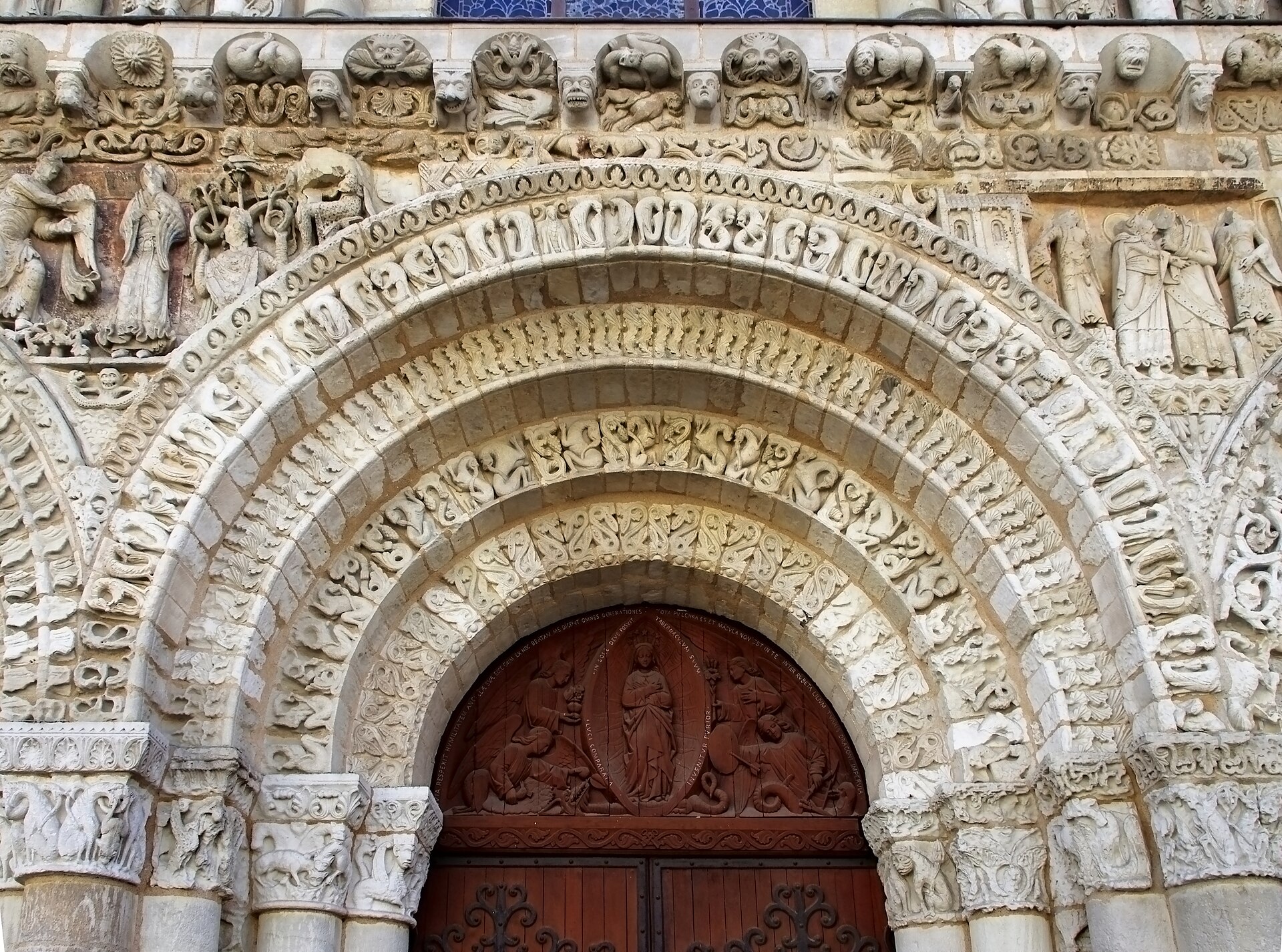 Imagem de referência relacionada a Poitiers, item descrito como comuna francesa
