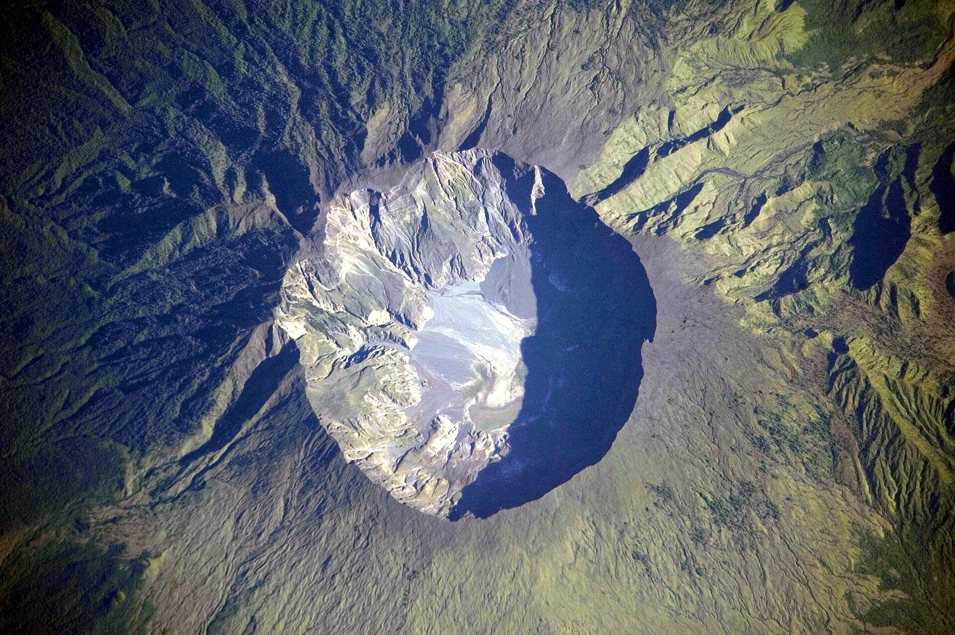 Imagem de referência de Monte Tambora, descrito nos dados abertos como vulcão ativo da Indonésia