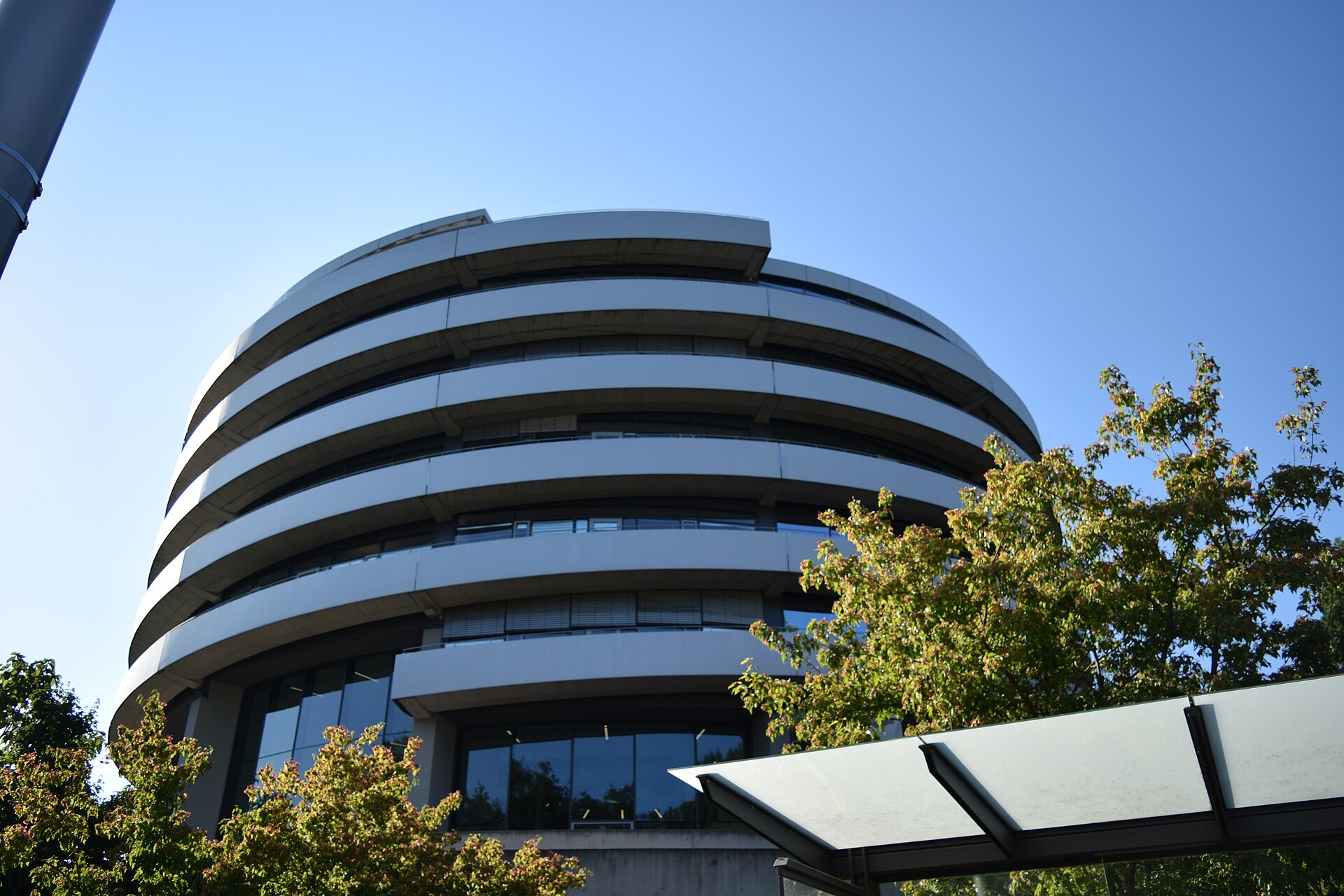 Imagem de referência de Laboratório Europeu de Biologia Molecular, descrito nos dados abertos como instituto de investigação em biologia molecular em Heidelberg na Alemanha