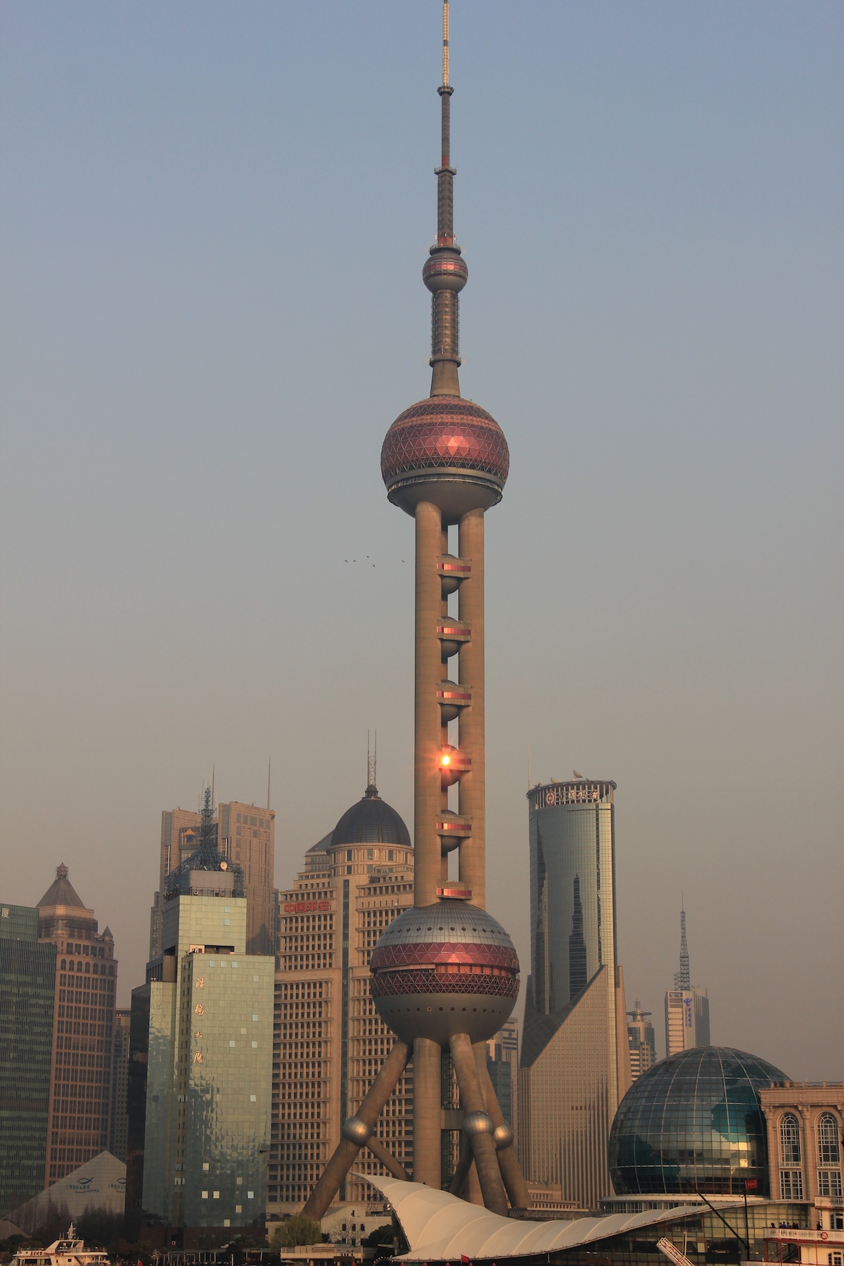 Imagem de referência de Torre Pérola Oriental, descrito nos dados abertos como torre de televisão localizada em Shanghai, China