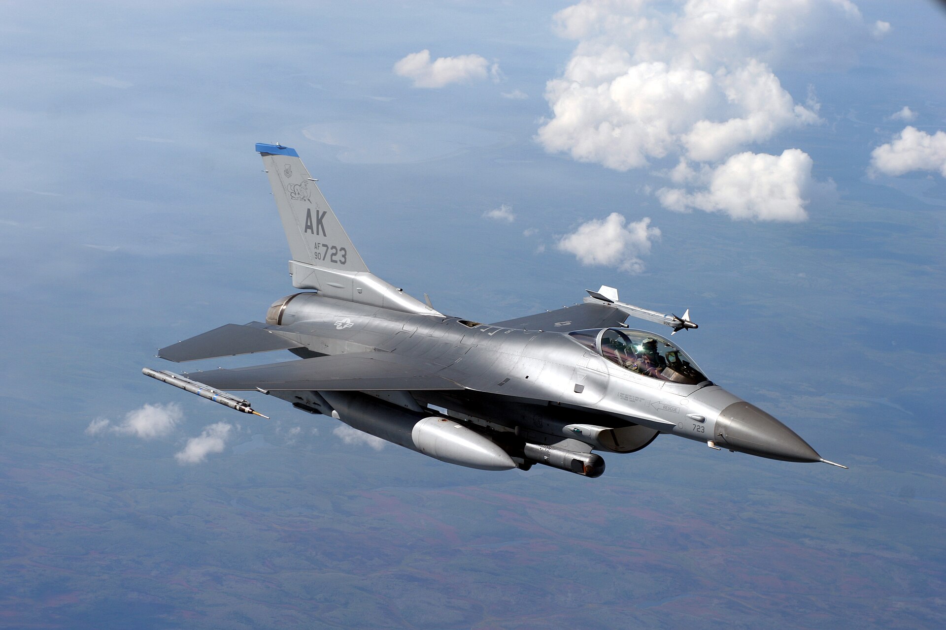 Imagem de referência de General Dynamics F-16 Fighting Falcon, descrito nos dados abertos como caça americano