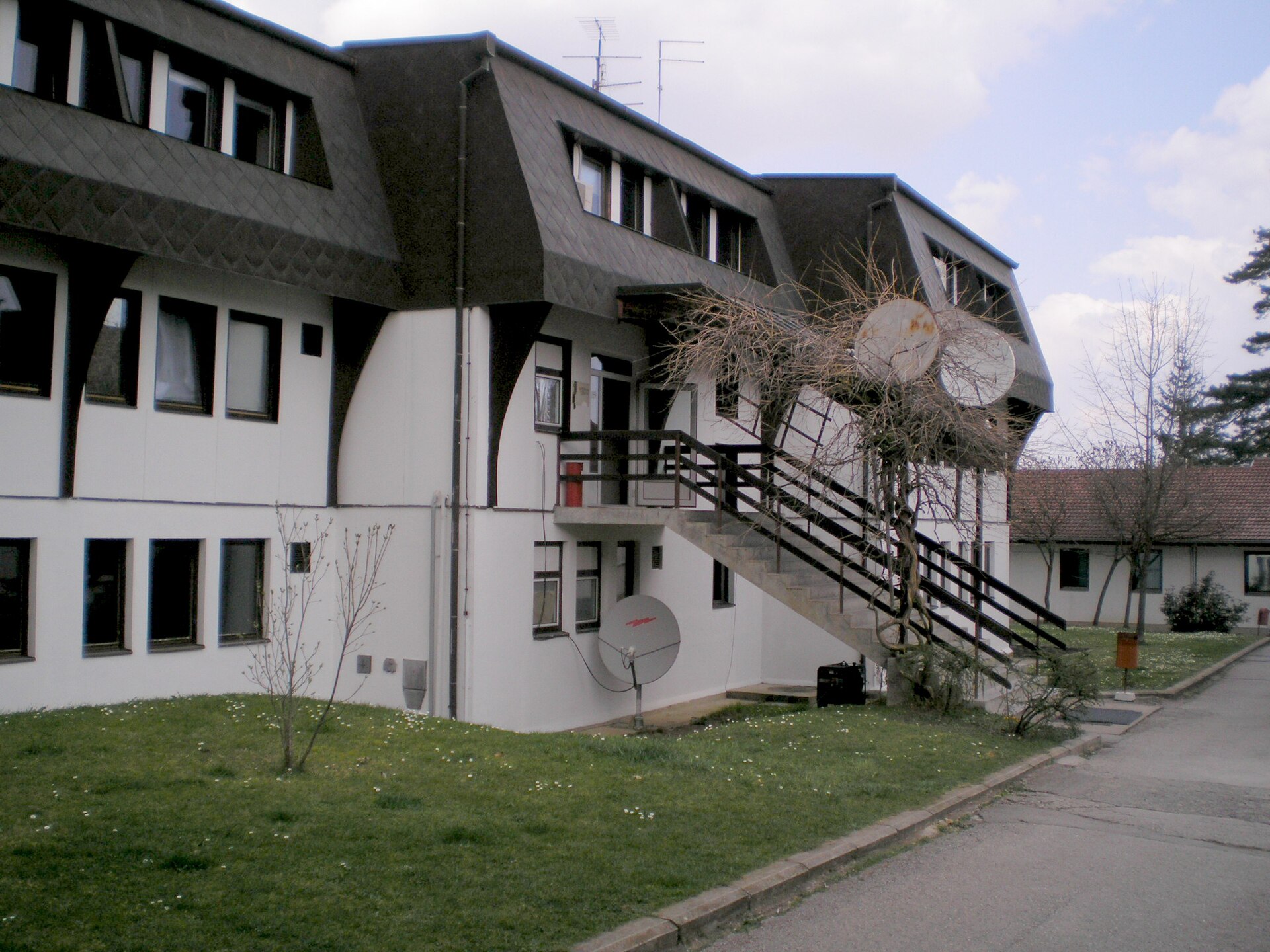 Imagem de referência relacionada a Petnica, item descrito como vila do município de Valjevo, distrito de Kolubara, Sérvia