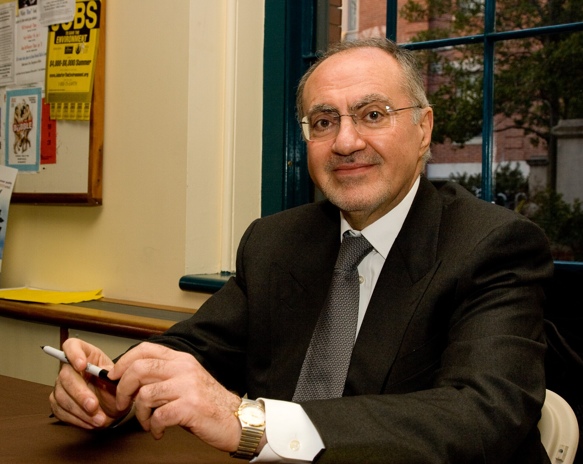 Imagem de referência de Ali Allawi, descrito nos dados abertos como político, Reino Unido