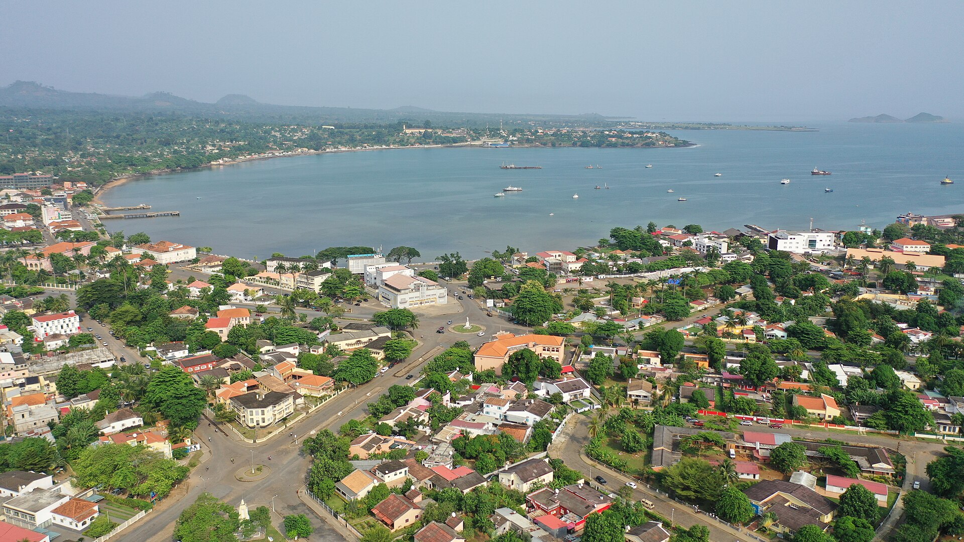 Imagem de referência relacionada a São Tomé, item descrito como capital e maior cidade de São Tomé e Príncipe