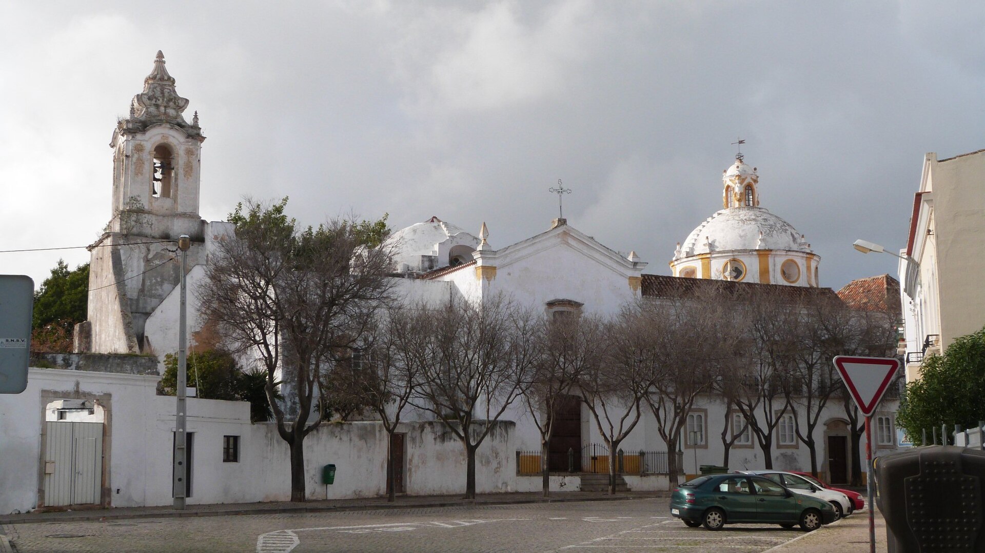 Imagem de referência de Igreja e ruínas do antigo Convento de São Francisco, incluindo o cemitério e atual jardim público e o património integrado, descrito nos dados abertos como tavira - Portugal - Arquitectura Religiosa / Igreja
