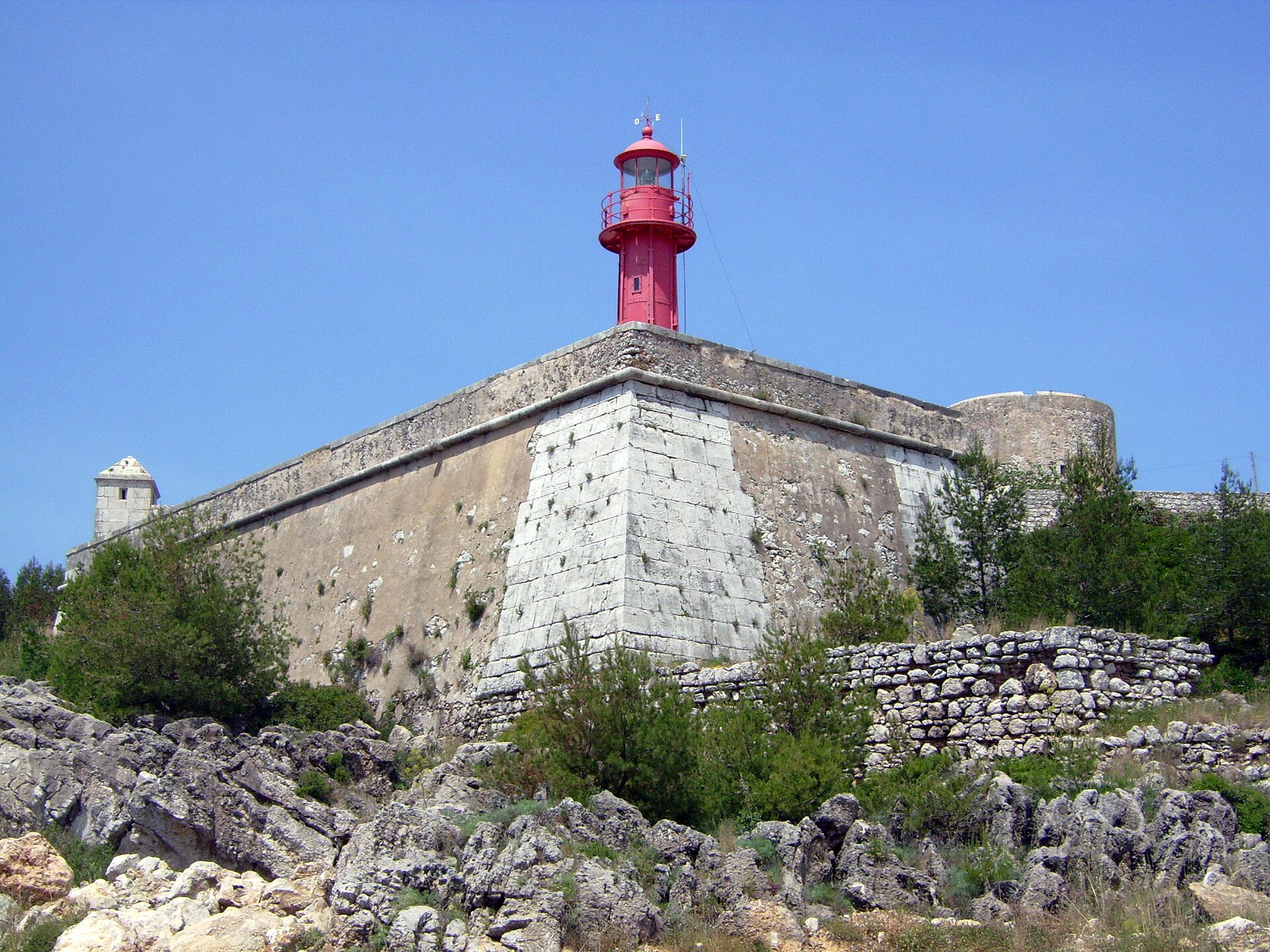 Imagem de referência de Forte de São Teodósio da Ponta do Cavalo, descrito nos dados abertos como forte em Sesimbra, Portugal