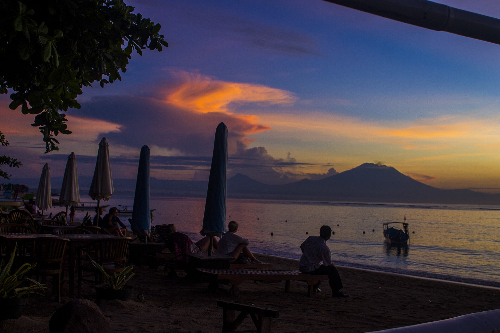 Imagem de referência de Pantai Sanur, descrito nos dados abertos como aldeia da Indonésia