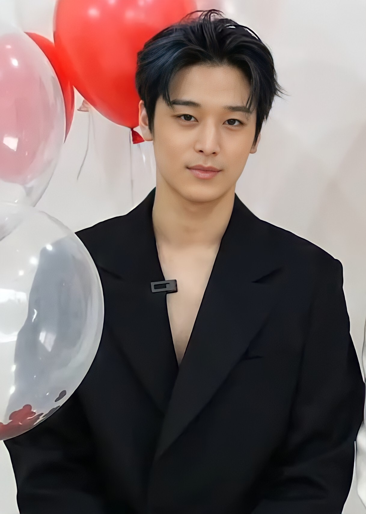 Imagem de referência de Juyeon, descrito nos dados abertos como cantor sul-coreano