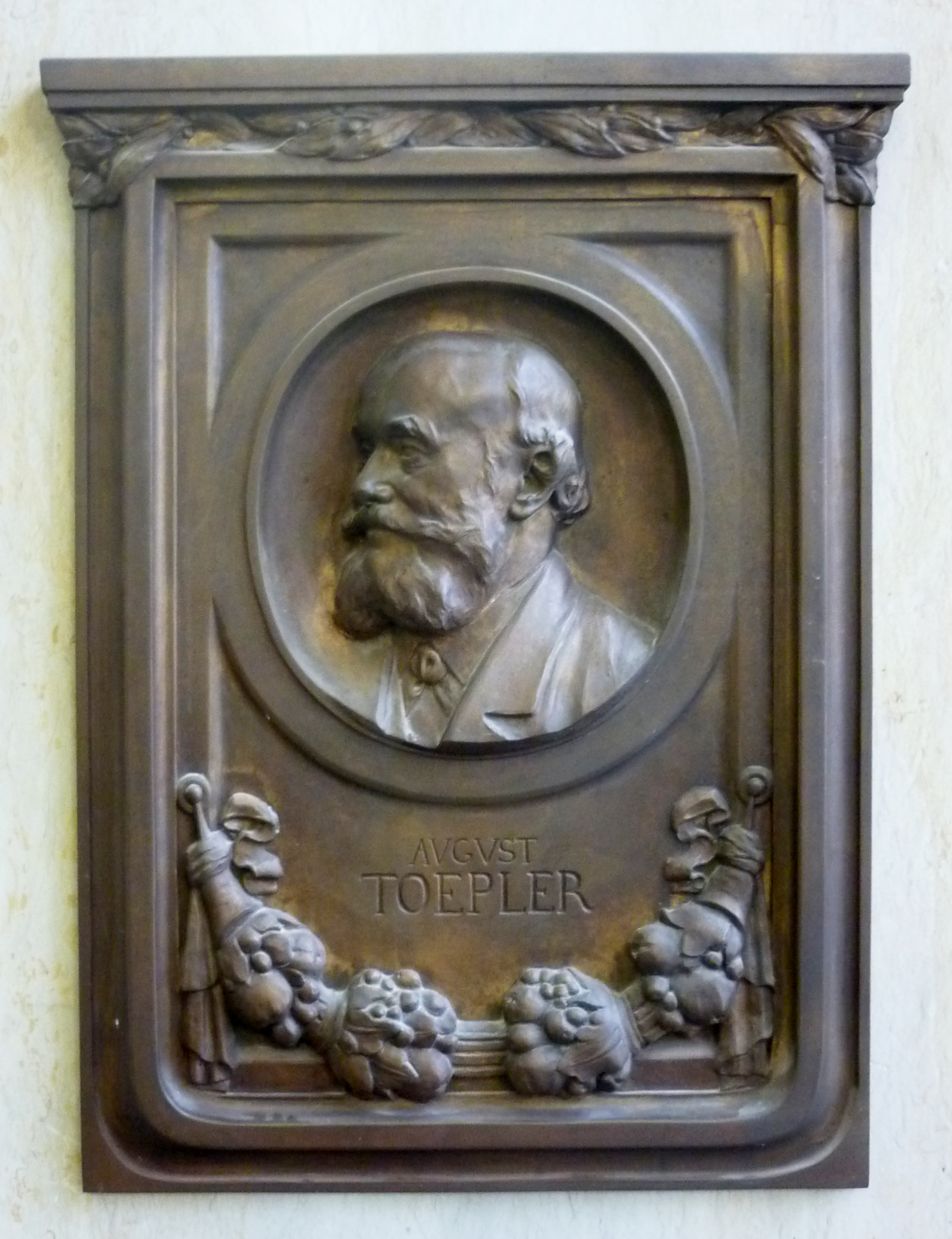 Imagem de referência relacionada a August Toepler, item descrito como professor académico alemão