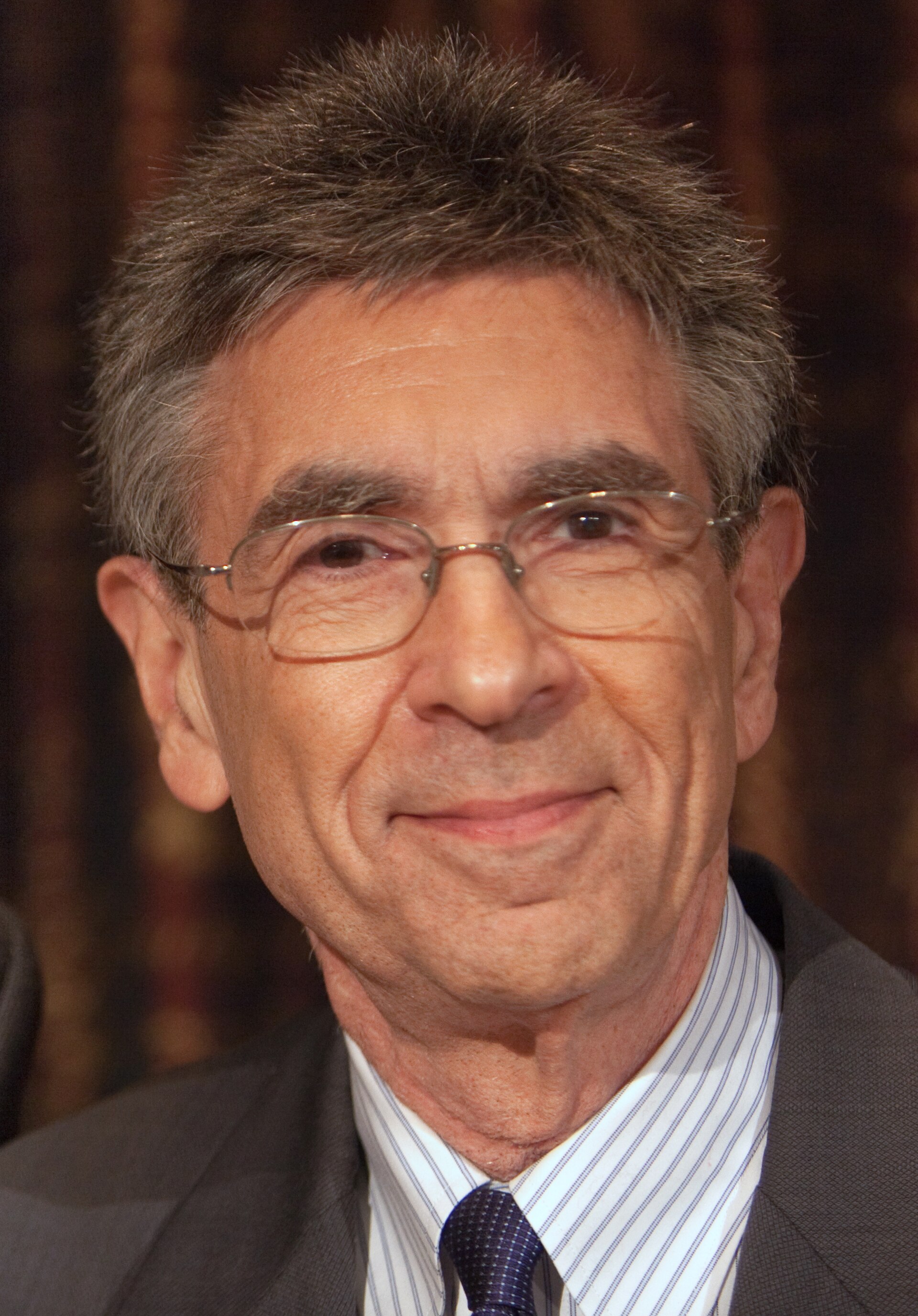 Imagem de referência relacionada a Robert Lefkowitz, item descrito como bioquímico de Estados Unidos