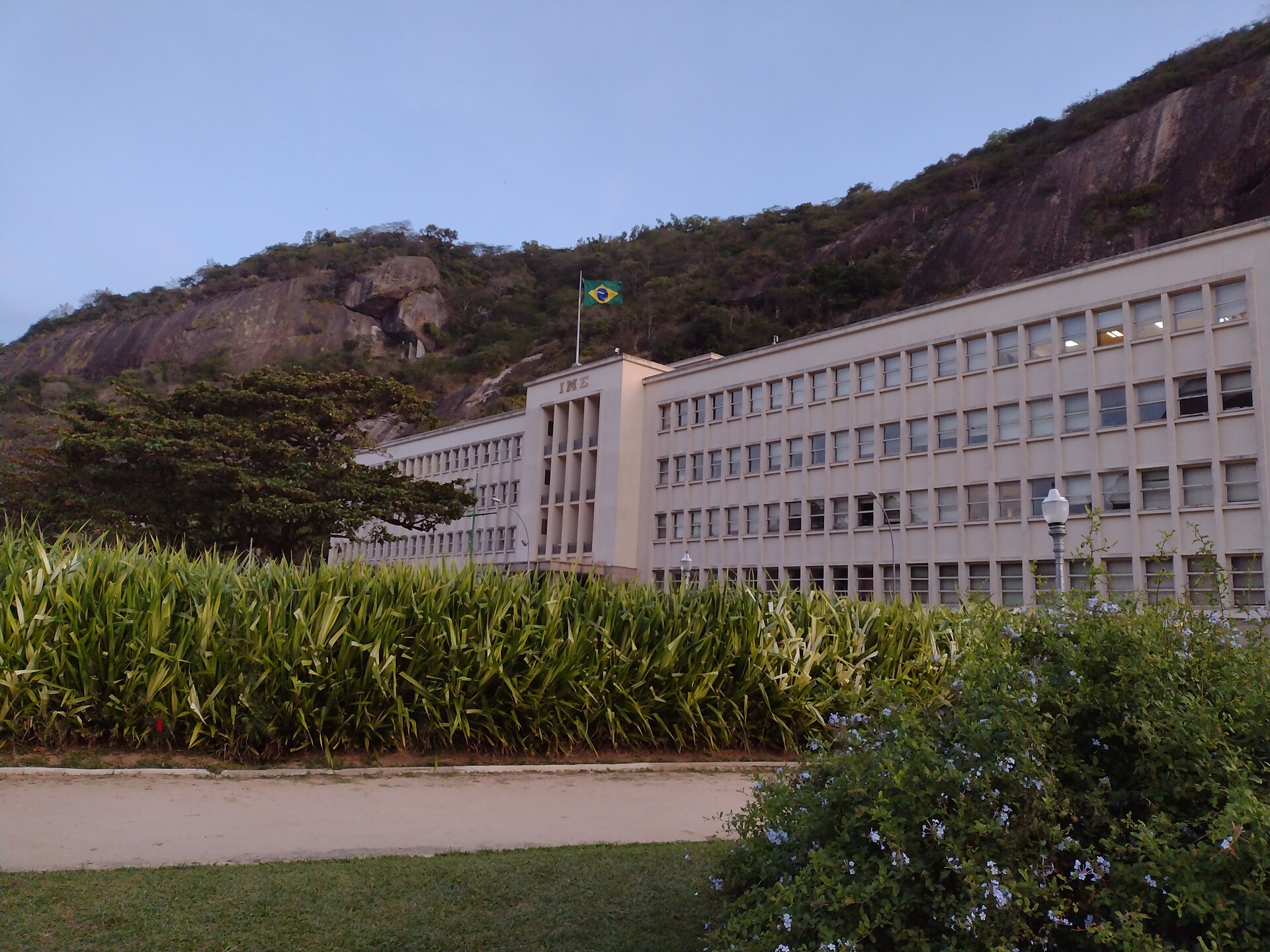 Imagem de referência de Instituto Militar de Engenharia, descrito nos dados abertos como faculdade pública federal em Rio de Janeiro, Rio de Janeiro