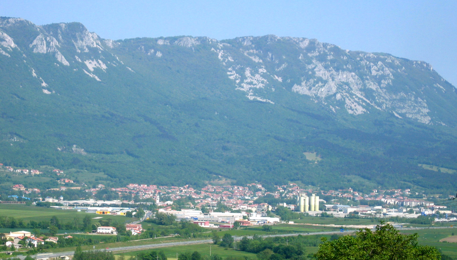 Imagem de referência de Ajdovščina, descrito nos dados abertos como cidade eslovena