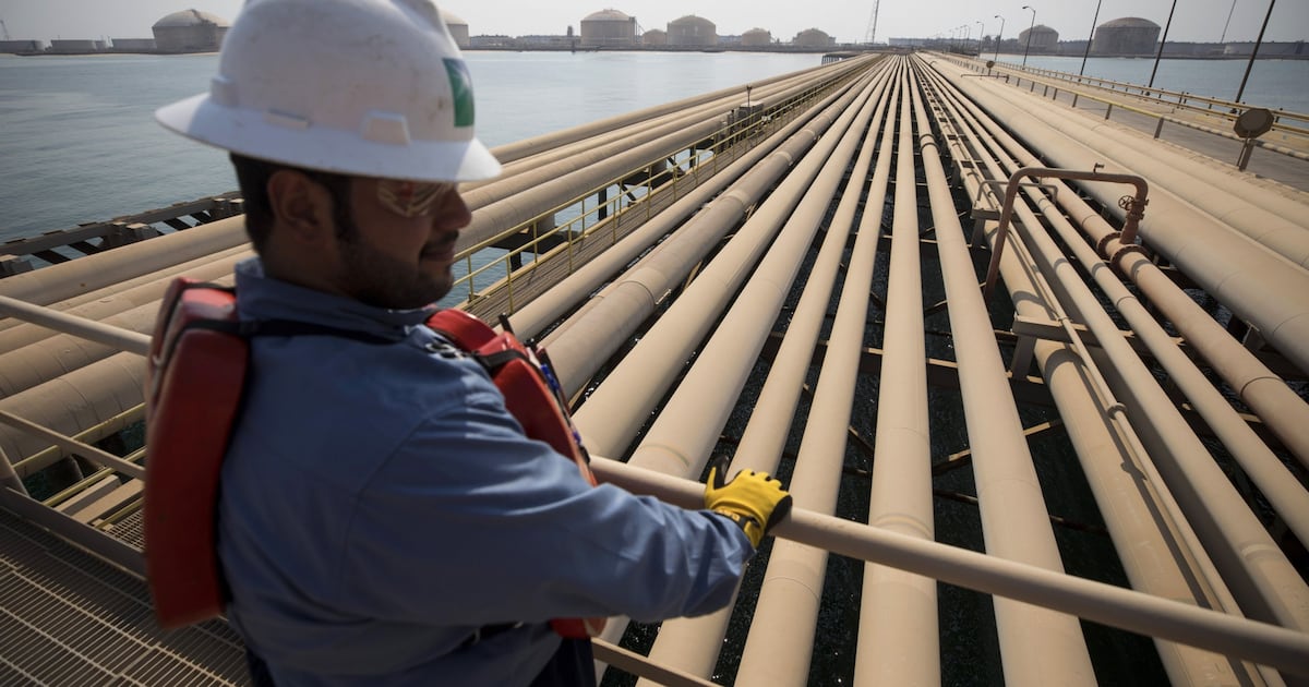 A Arábia Saudita alivia a escassez de petróleo na Ásia vendendo 100 milhões de barris em uma semana