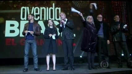 Argentinos lotam estádio e se emocionam com último capítulo da novela Avenida Brasil
