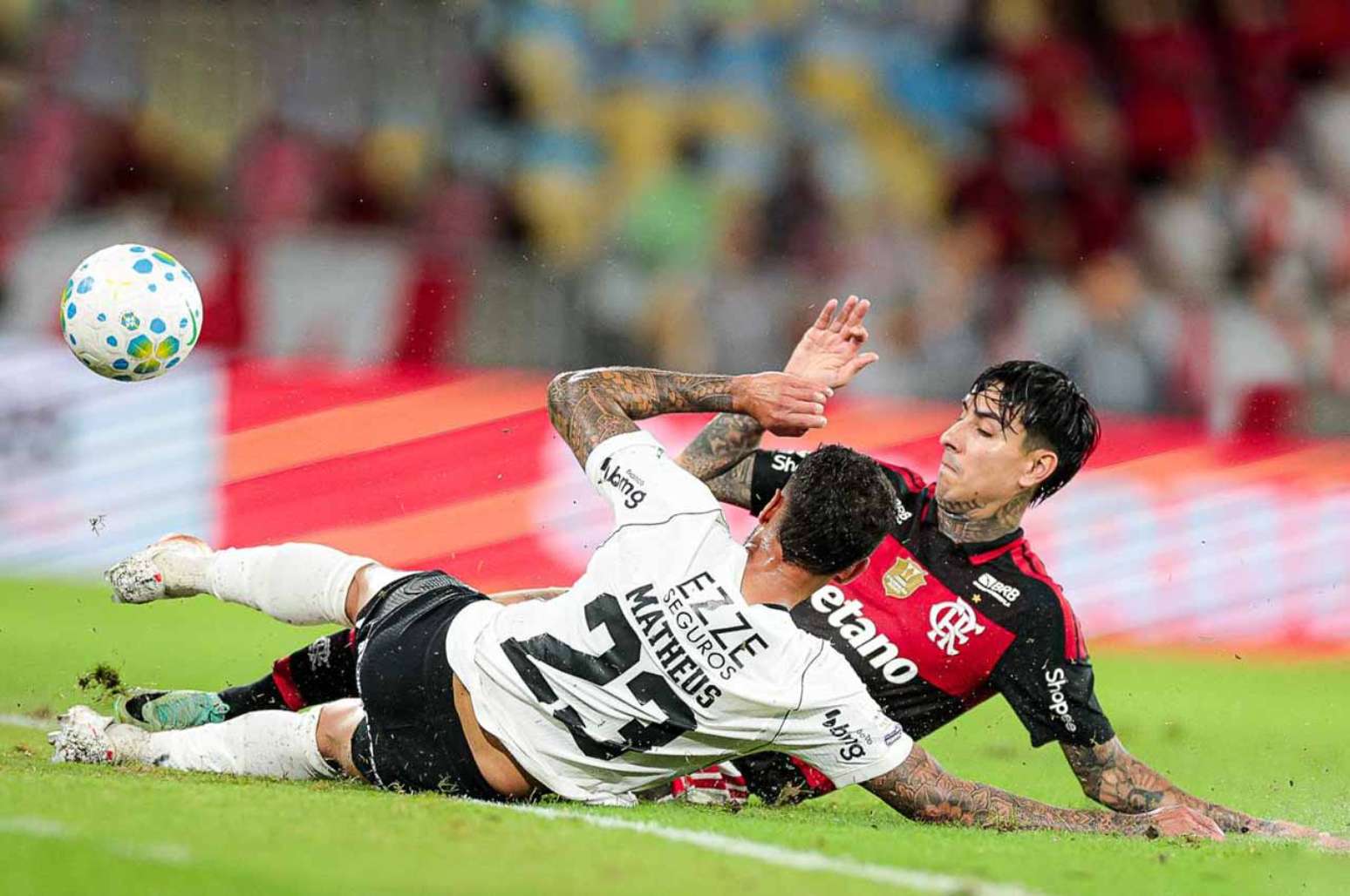 Volante chileno Pulgar levou o terceiro cart&atilde;o amarelo no jogo com o Corinthians &ndash;