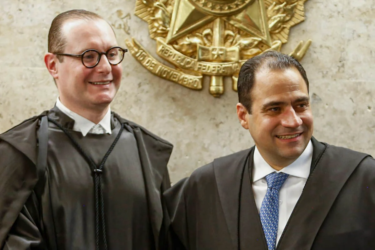 Beto Simonetti, presidente da OAB, cumprimenta Cristiano Zanin durante posse - Metrópoles