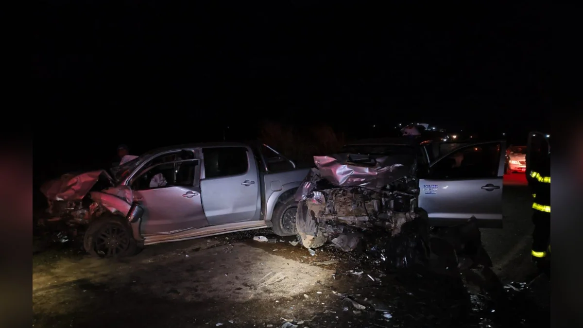 Colisão entre duas caminhonetes deixa cinco feridos em rodovia de MG
