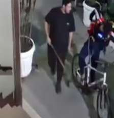 Polícia tenta prender entregadores suspeitos de linchar ciclista em Copacabana Foto: Reprodução/Redes sociais