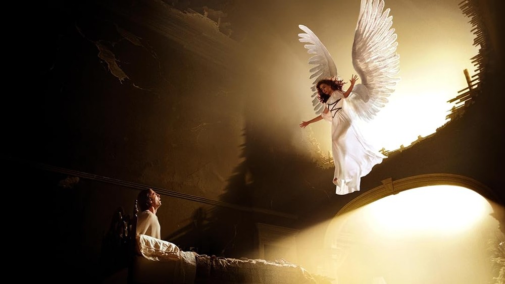 Angels in America é uma série da HBO que retrata o começo da disseminação da AIDS nos Estados Unidos — Foto: Reprodução/Prime Video