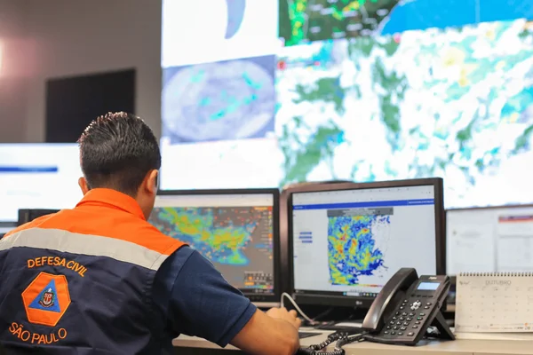 Diferentes cidades de SP recebem alertas para chuva e risco de incêndio