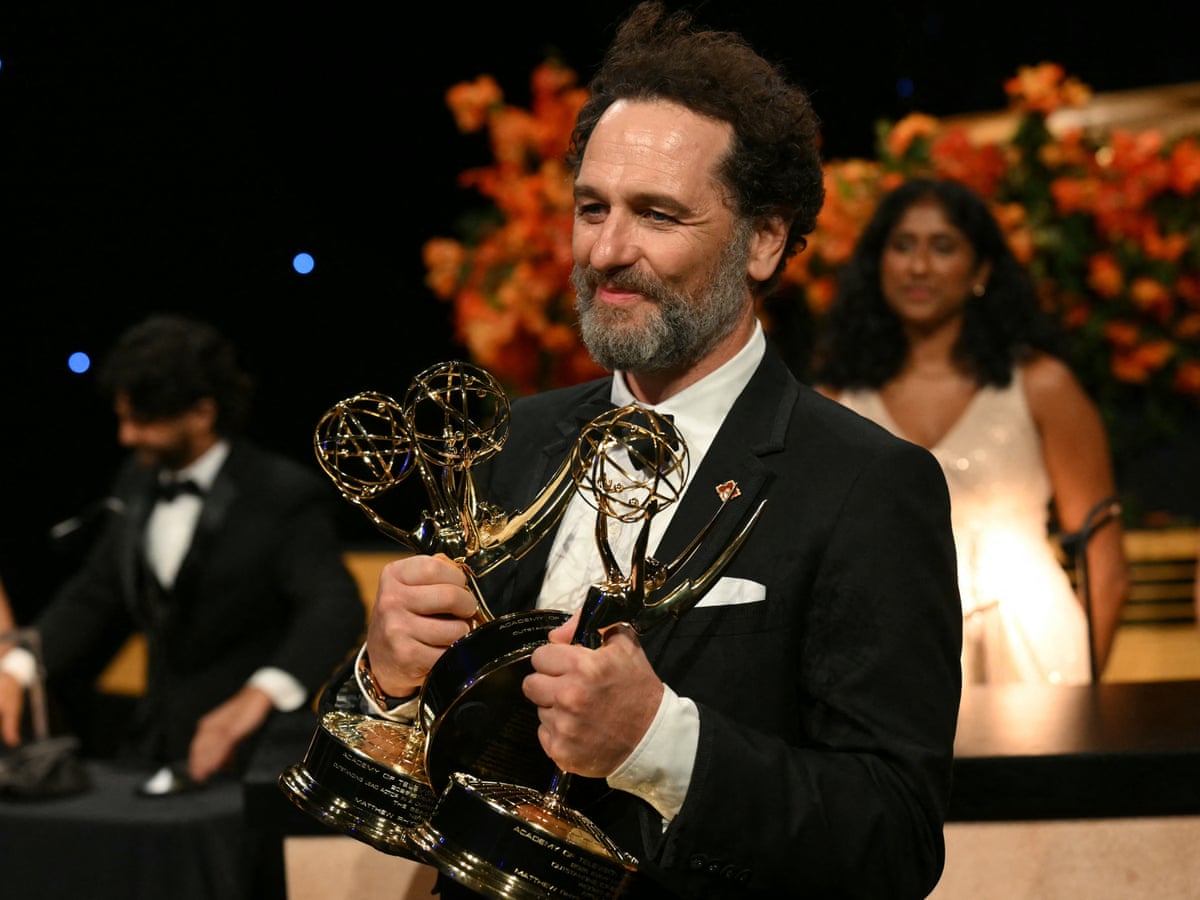 A instituição de ensino superior de Matthew Rhys presta homenagem ao 'aluno leal' e devoto da língua galesa