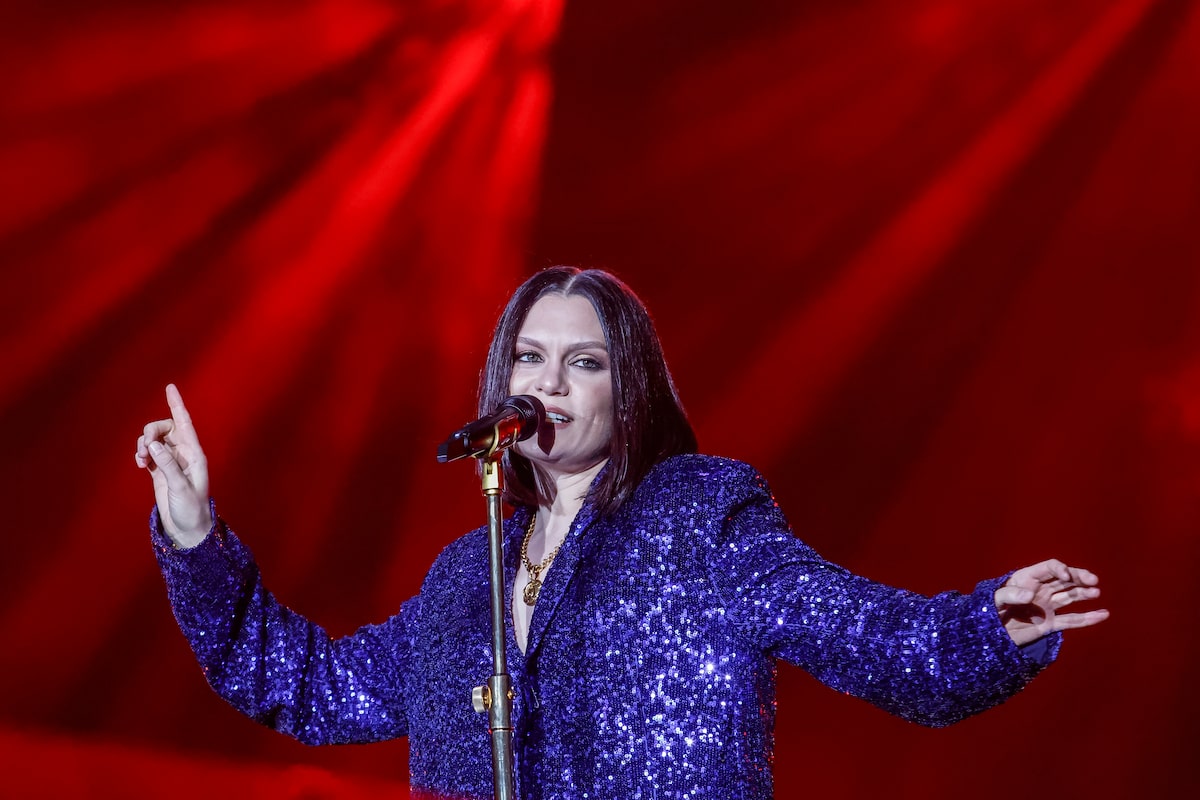 O que é a cirurgia reconstrutiva que a cantora Jessie J fará pela segunda vez após câncer de mama?