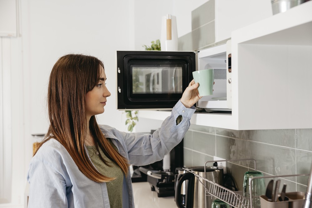 O micro-ondas pode ser um grande aliado na cozinha — Foto: Reprodução/Freepik
