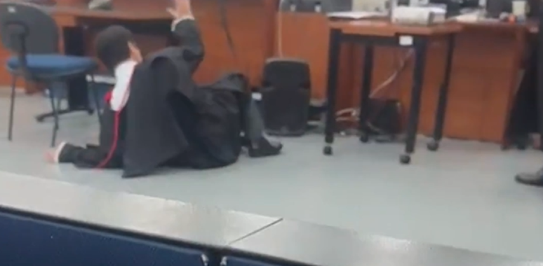 Tribunal do Júri é encerrado após promotor cair no chão e dizer ter sido empurrado por advogado em SP