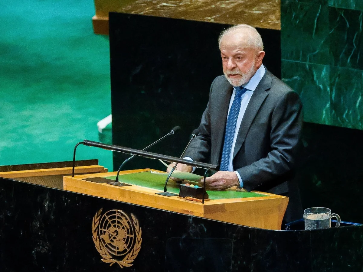 A caminho da ONU, Lula diz que Brasil respeita todos e "exige respeito"