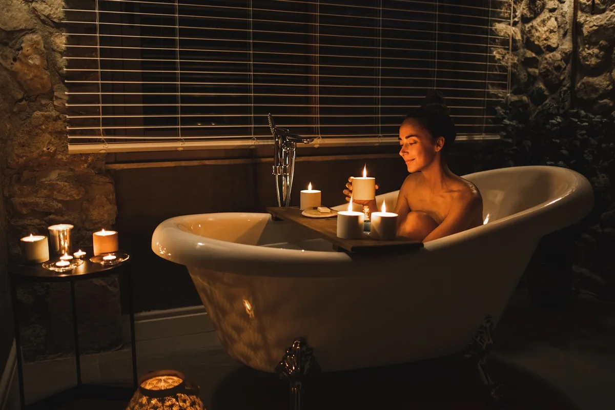 Tomar banho no escuro pode ajudar a regular sono e promover pausa sensorial