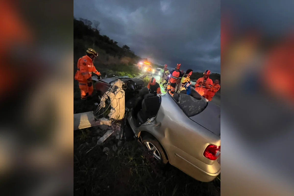 MG: motorista fica ferido após errar curva e bater carro em poste na BR-381