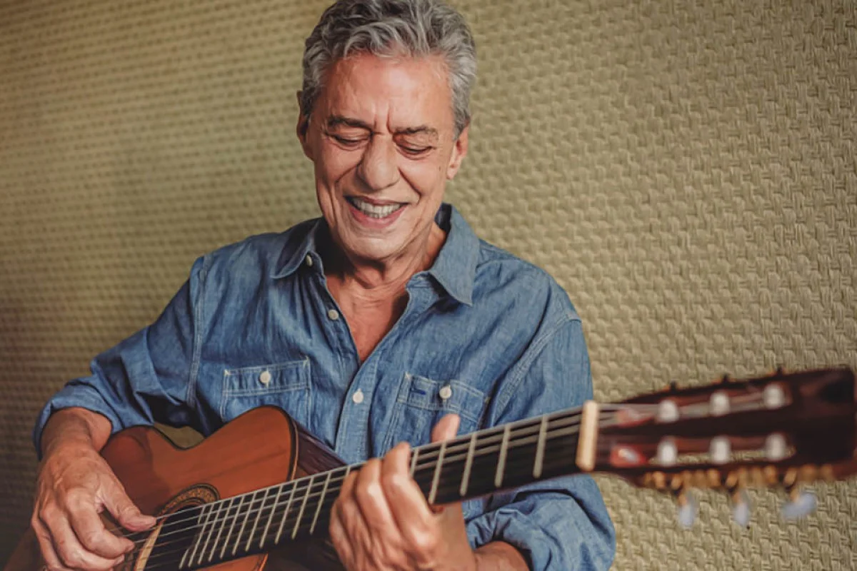 Chico Buarque é alvo de ameaça de morte na web e aciona polícia do Rio