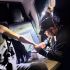 Un elemento de Proximidad Social atiende a un joven durante un traslado nocturno, mientras recibe atención médica por una picadura de alacrán.