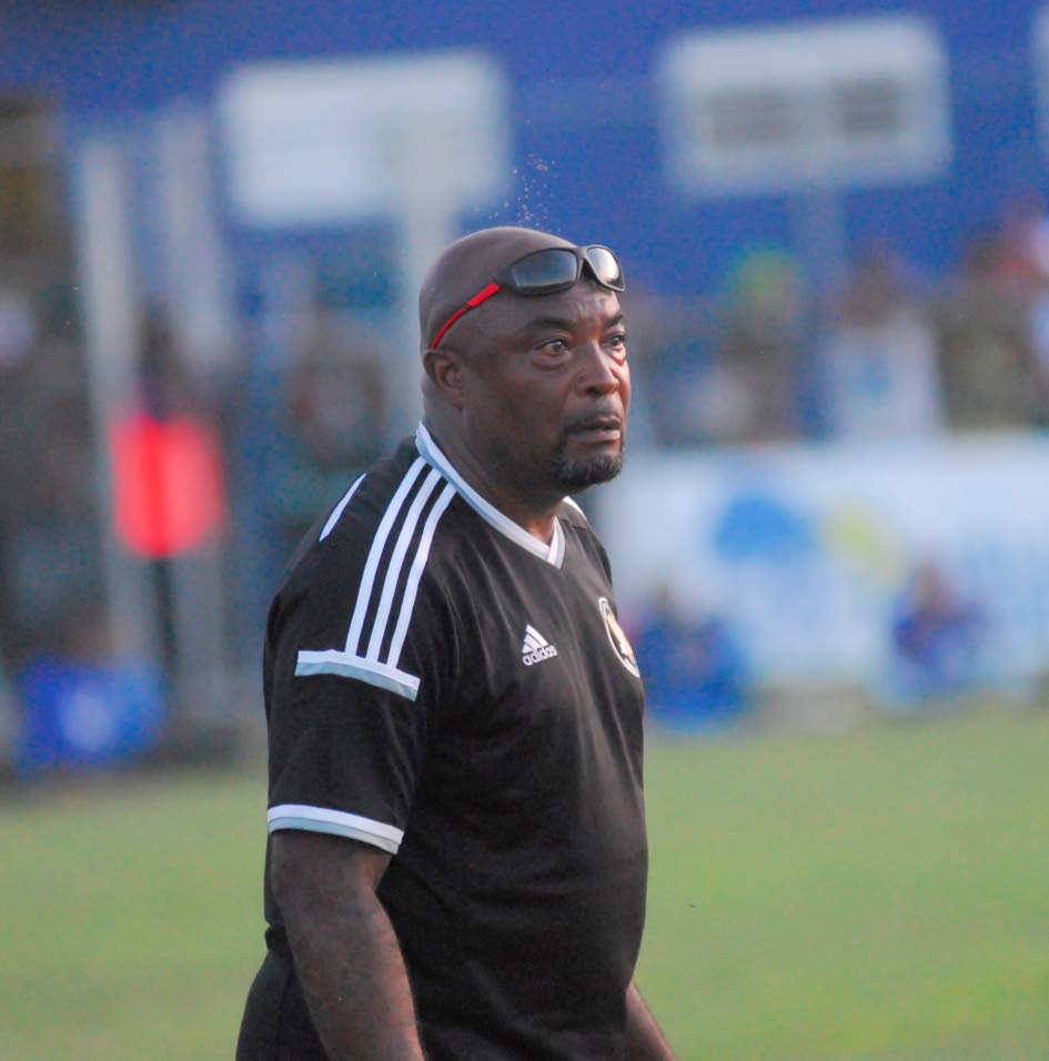 'Tegat' Davis critica o formato de futebol escolar