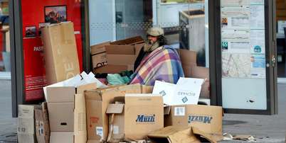 Imagem de ilustração. Pessoa em situação de rua em Paris. União Europeia tem mais de 150 mil idosos sem-teto. Foto: REUTERS/Charles Platiau / RFI