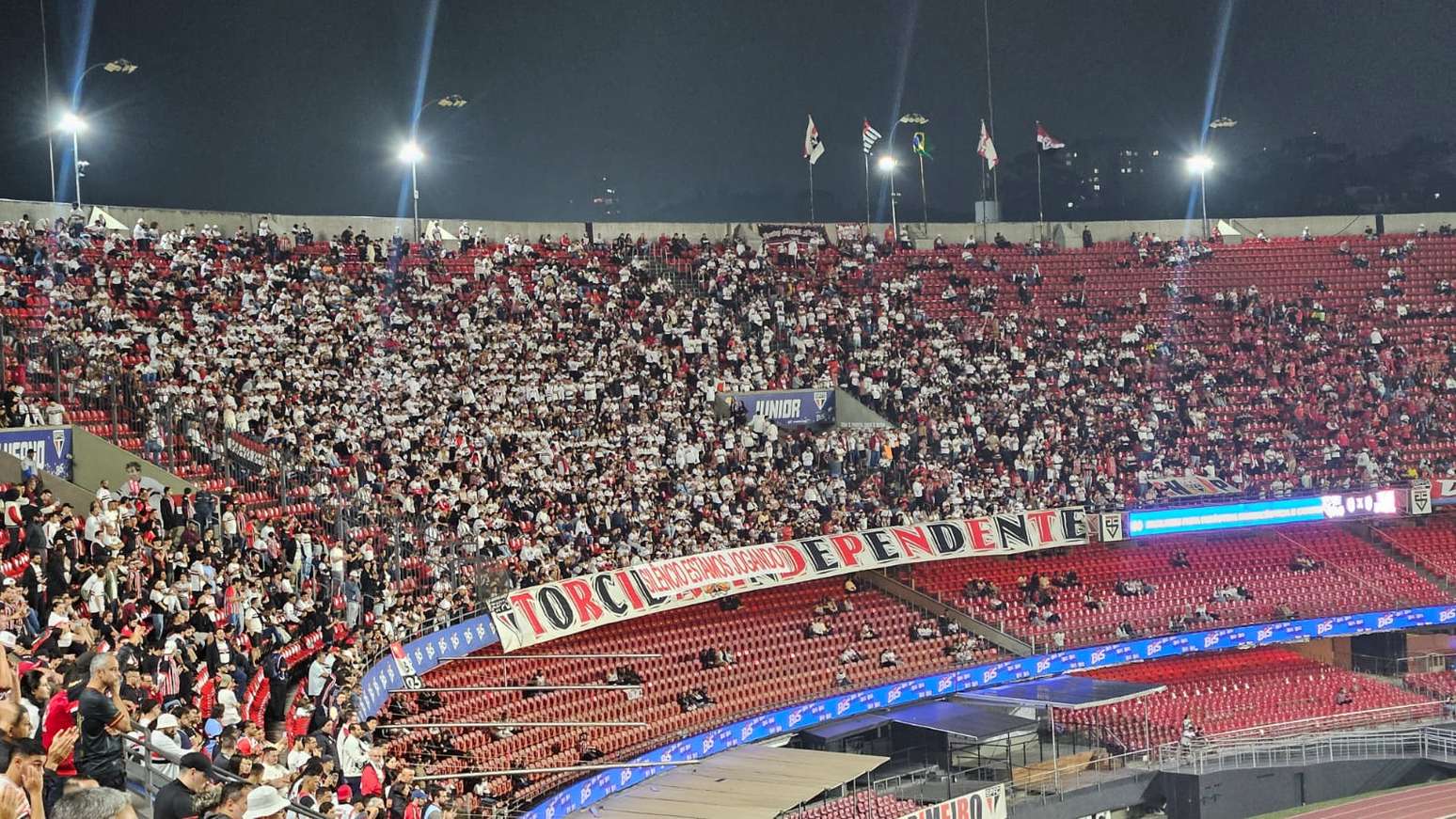Organizada do S&atilde;o Paulo faz protesto de 15 minutos no Morumbis e fica em sil&ecirc;ncio durante gol de Calleri