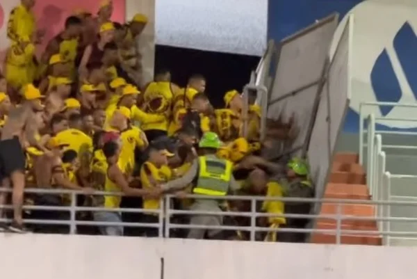 Torcida do Sport entra em confusão com a polícia após derrota na Série B