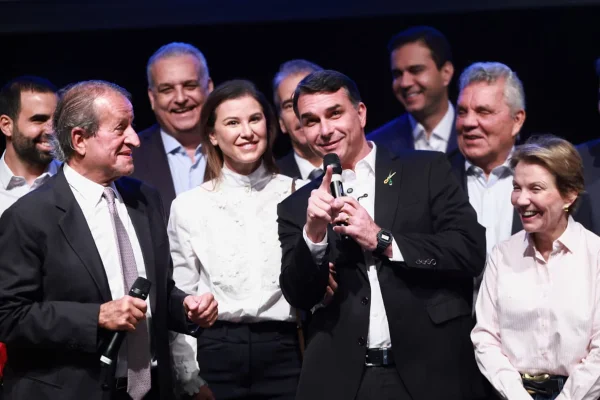 Flávio recebe do PL 7,9 vezes mais do que rivais arrecadaram fora de siglas