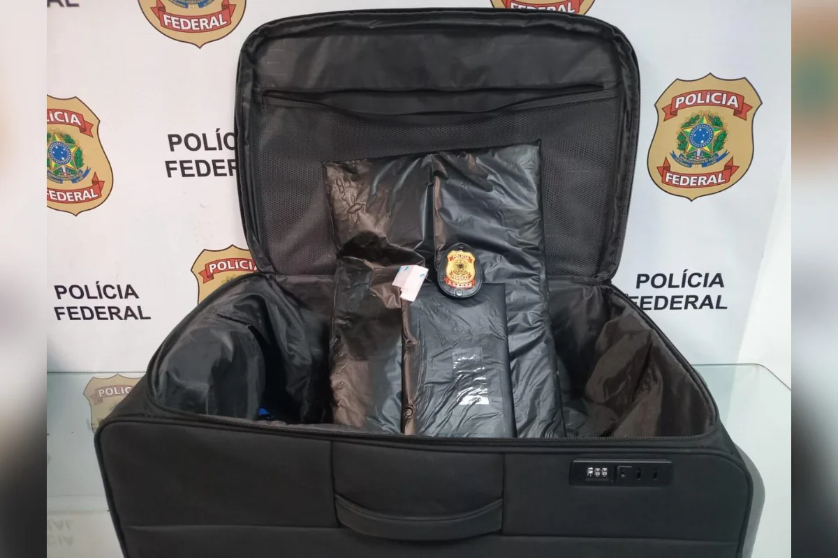 Passageiro é preso com mala recheada de cocaína antes de voo para Paris .