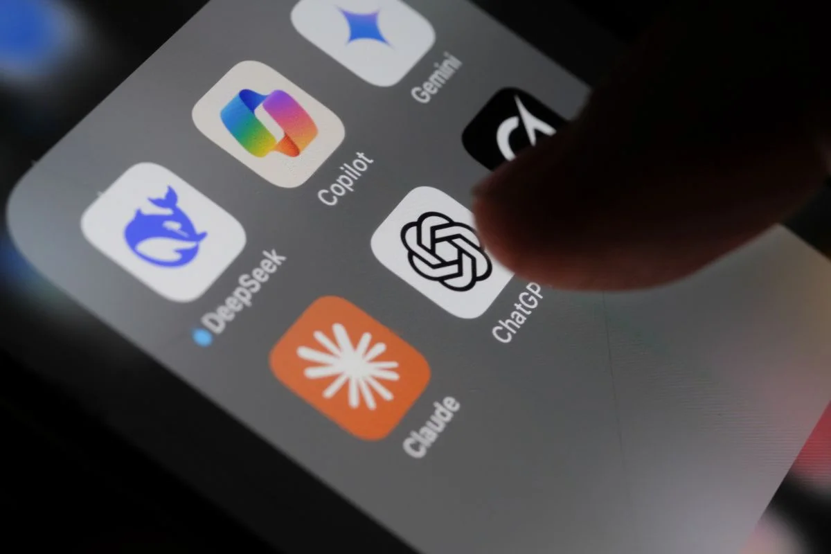 Dedo acessando plataforma de inteligência artificial