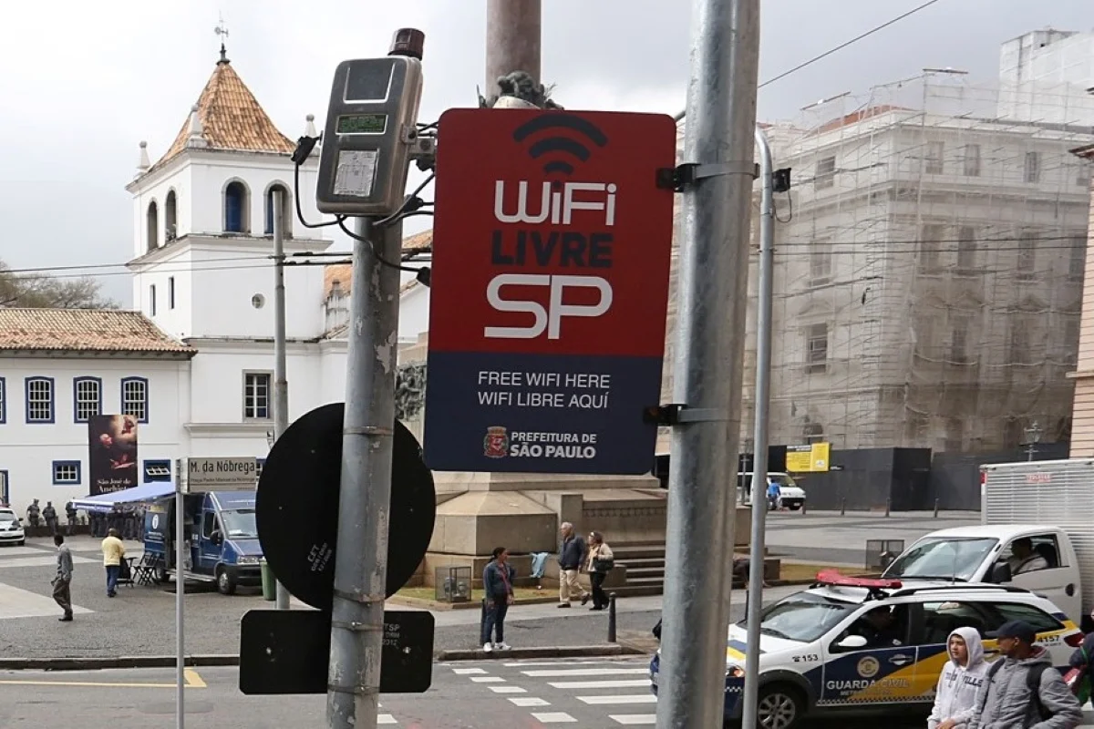 Imagem colorida de placa do programa Wi-Fi Livre em SP. Metrópoles
