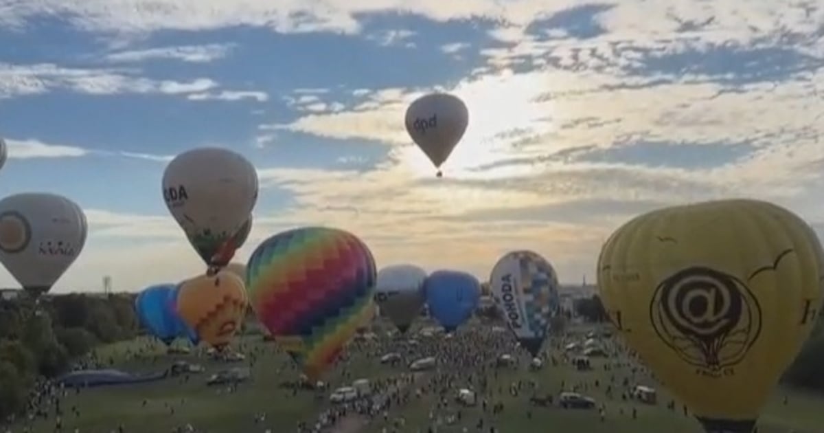 Balões de ar quente colorem o céu e atraem turistas em cidade medieval na República Tcheca