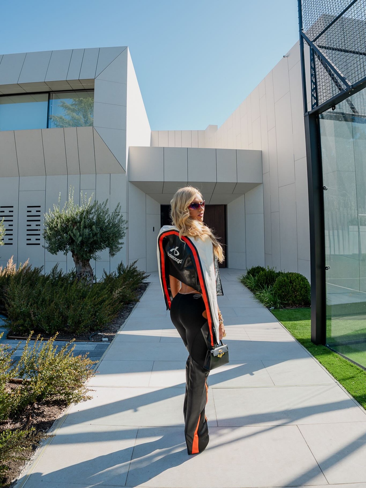 Virginia usa outfit apresentado em desfile de Berlim no GP da Espanha