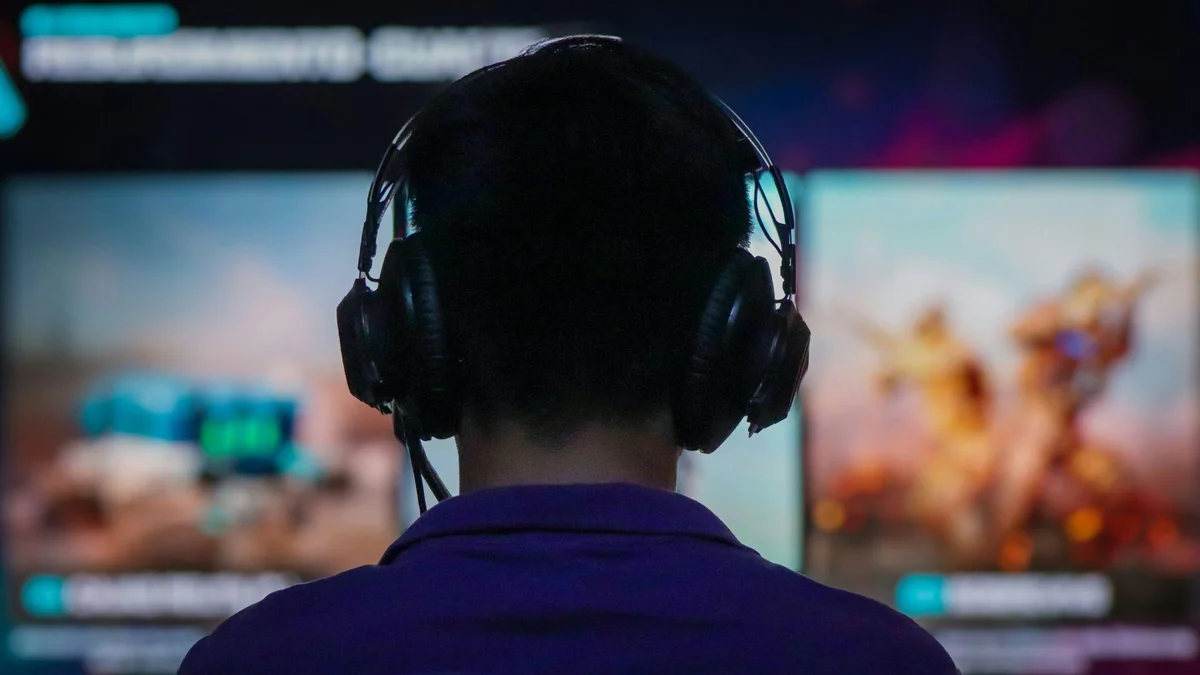 homem jogando um jogo em campeonato de eSports