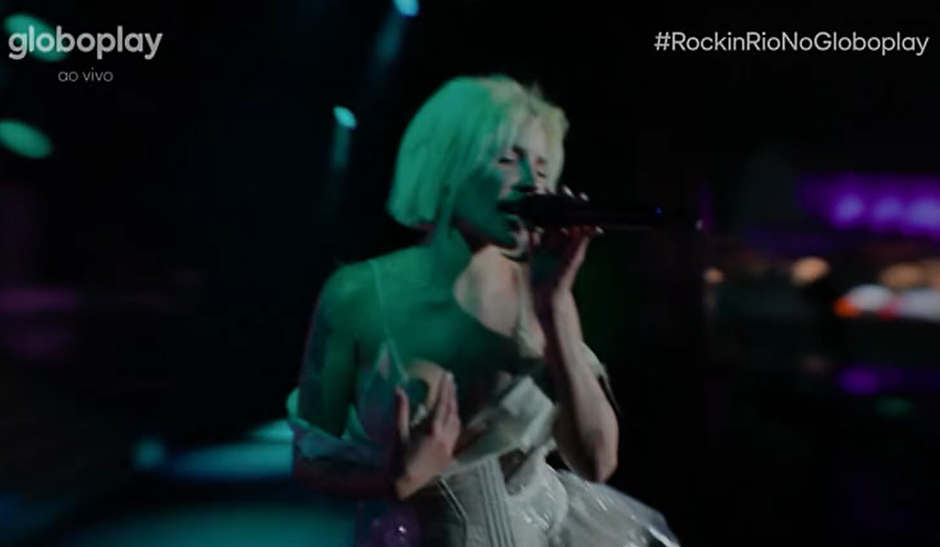 Halsey supera questões de saúde e faz apresentação potente com sua versão mais roqueira no Rock in Rio
