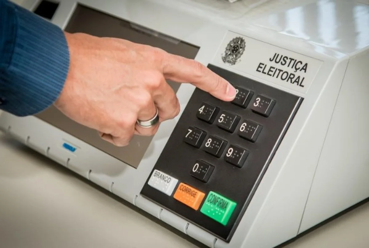 Pessoa digitando em urna eletrônica - Metrópoles