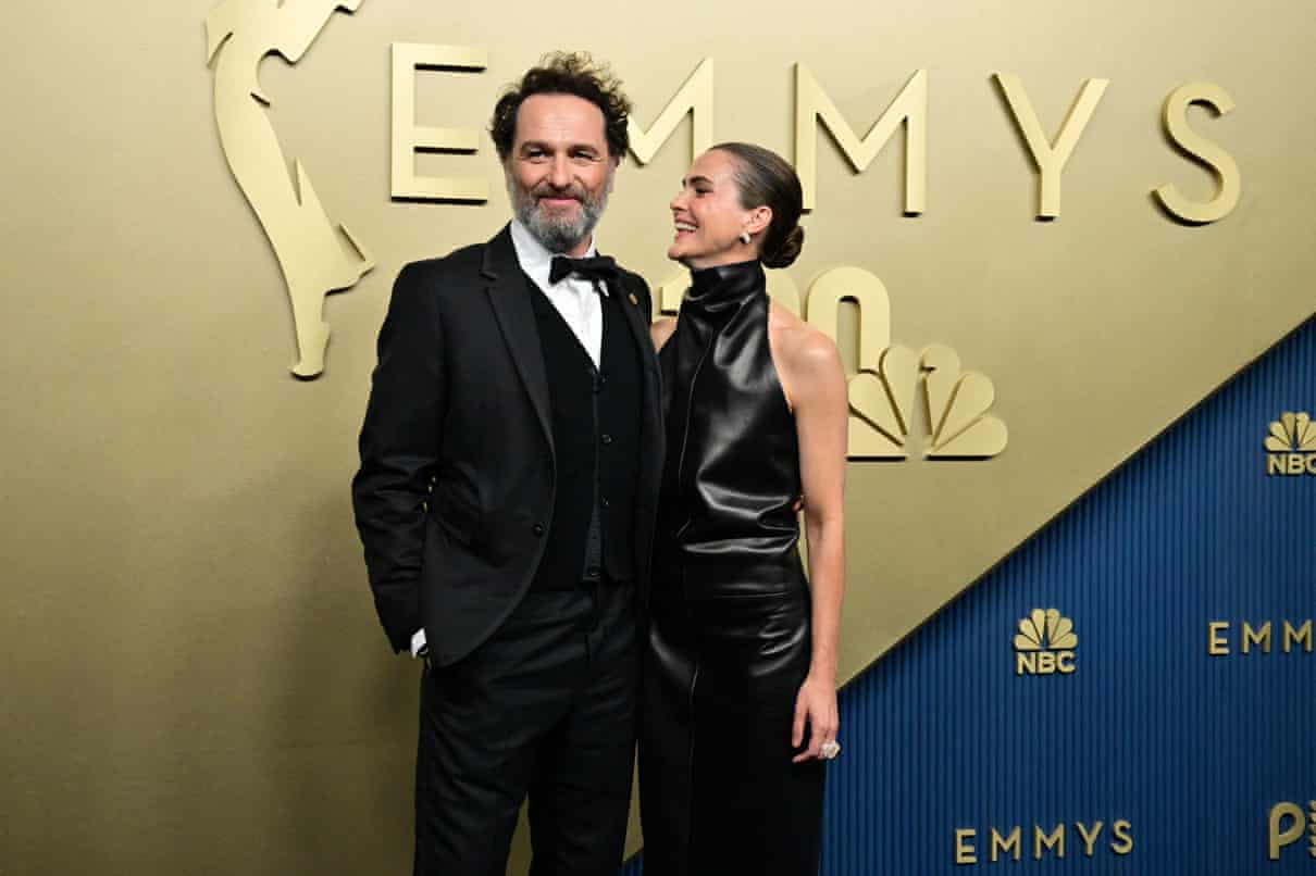 A instituição de ensino superior de Matthew Rhys presta homenagem ao 'aluno leal' e devoto da língua galesa