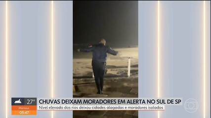 Guarda Civil cai em buraco após chão ceder em Praia Grande, SP